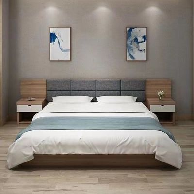 Klassisches weißes Doppelbett-Hotel-Luxusschlafzimmer-weiches Bett der massiven Eiche