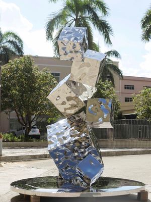Guter Preis Silberfarbene Hotel Lobby Skulptur Geometrische Wasserwellen Dreidimensionale Rubik's Cube Skulptur online