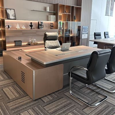 North American Straight Grain Walnut Boss Schreibtisch und Stühle Komplett