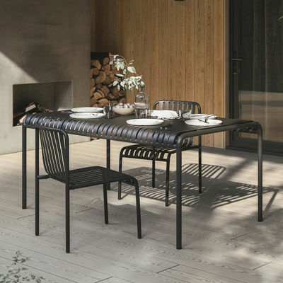 Fünf-Sterne-Hotel im minimalistischen Stil, Outdoor-Tisch für 6 Personen